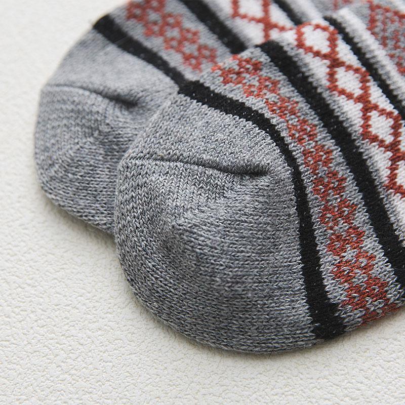 Komfortable Unisex Wintersocken mit Thermofunktion, 5er-Set, skandinavisch gemustert.