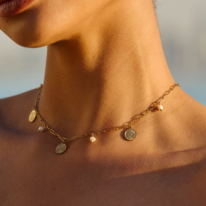 Maritimer Damen Perlen Choker in Gold mit Sonnen-Anhänger. Ideal für den Sommer, wasserdicht und edel.