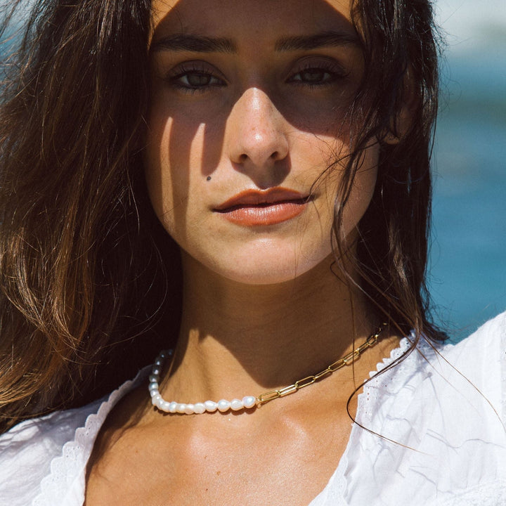 Eleganter goldener Perlenschmuck für Damen, verstellbar, wasserfest und aus rostfreiem Edelstahl.