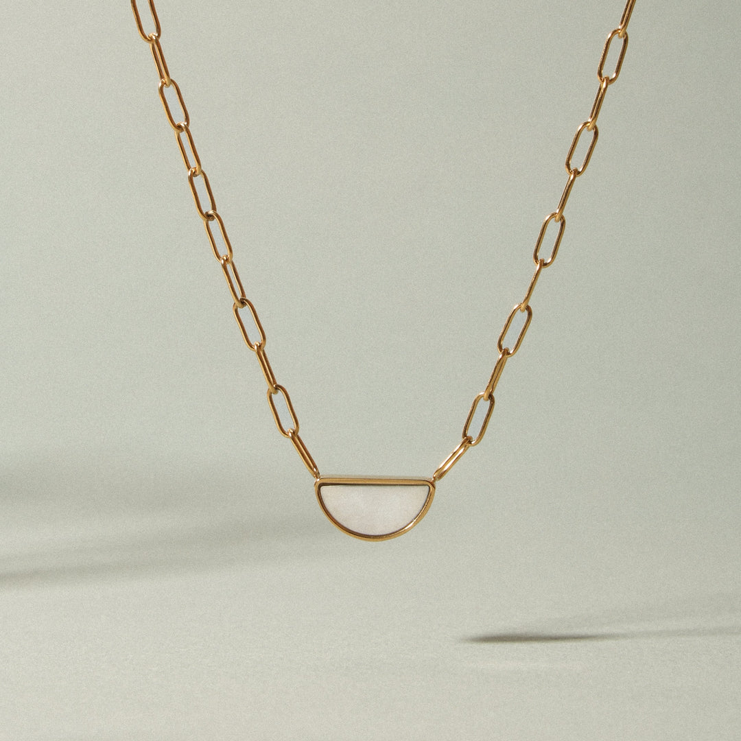 Filigrane goldene Choker Damenhalskette mit Perlmutt Anhänger, zeitloser Schmuck.