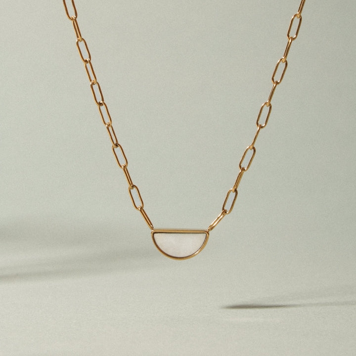 Filigrane goldene Choker Damenhalskette mit Perlmutt Anhänger, zeitloser Schmuck.