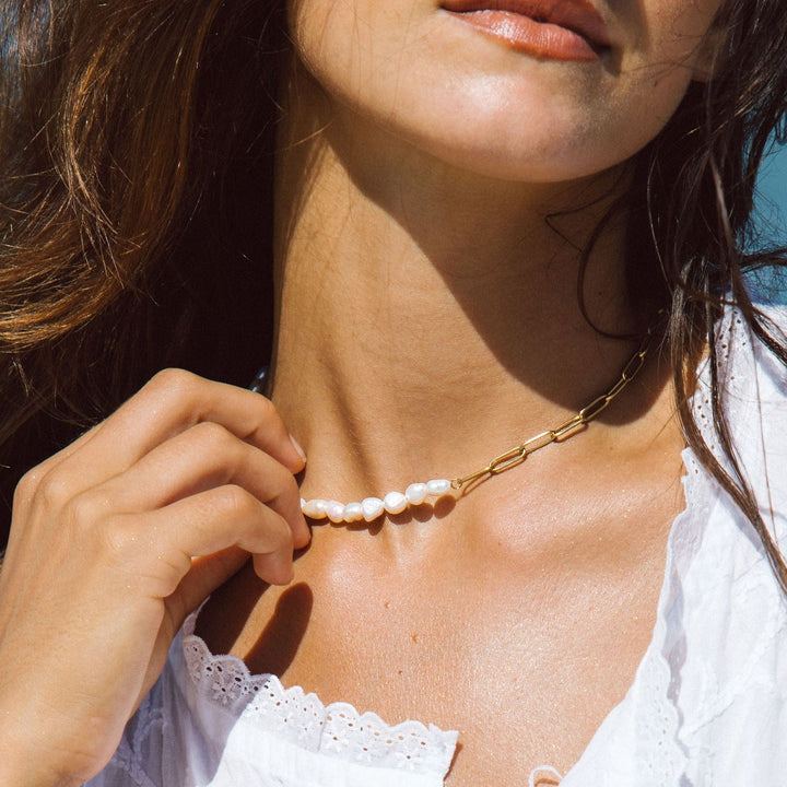 Exklusiver Damen Goldschmuck mit Süßwasserperlen, verstellbare Halskette, wasserfest & hypoallergen.