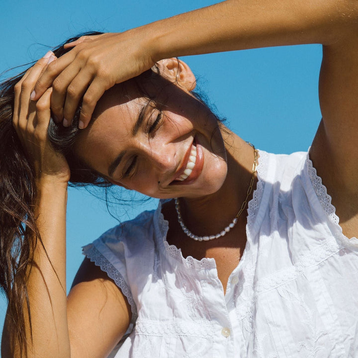 Goldene Damen Halskette mit Süßwasserperlen, wasserfest & hypoallergen, perfekt für empfindliche Haut.