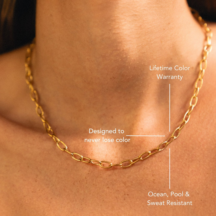 Nahaufnahme der goldfarbenen Paperclip Choker Halskette aus Edelstahl mit stylischem Toggle-Verschluss.
