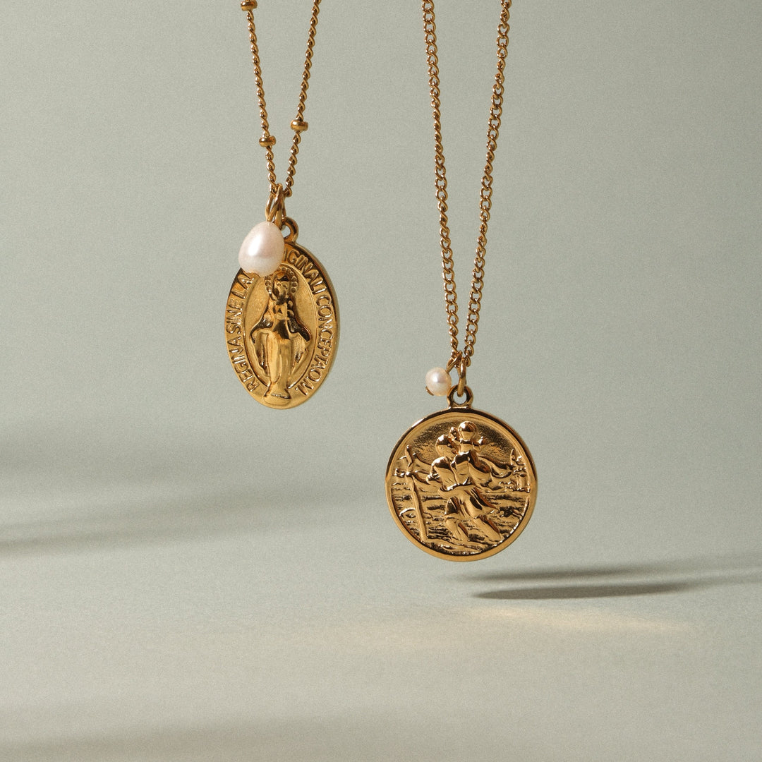 Wunderschöne Gold Medaillon Halskette mit Süßwasserperle, eleganter Damenschmuck für jeden Anlass.