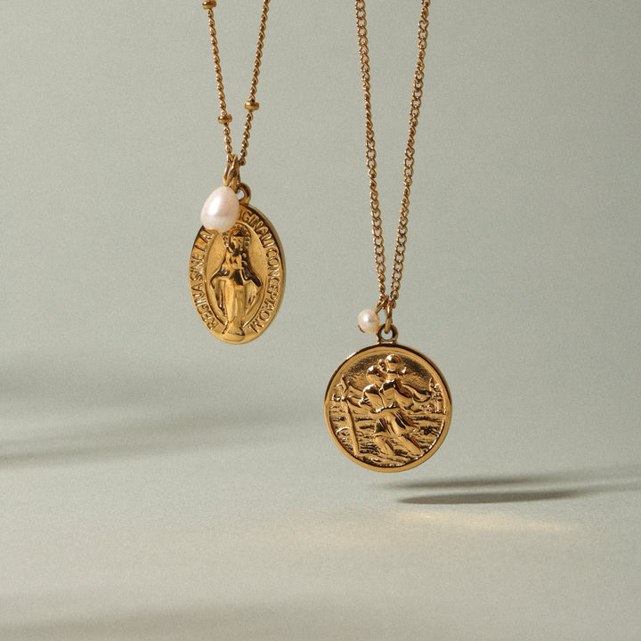Wunderschöne Gold Medaillon Halskette mit Süßwasserperle, eleganter Damenschmuck für jeden Anlass.