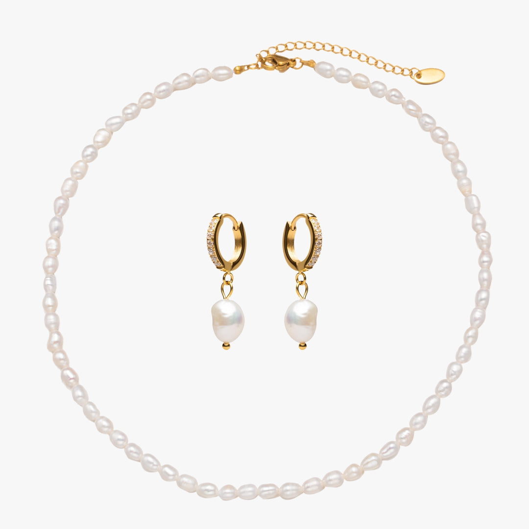 Elegantes Damen Perlenschmuck Set Gold: wasserfester Choker und Creolen mit glänzenden Süßwasserperlen.