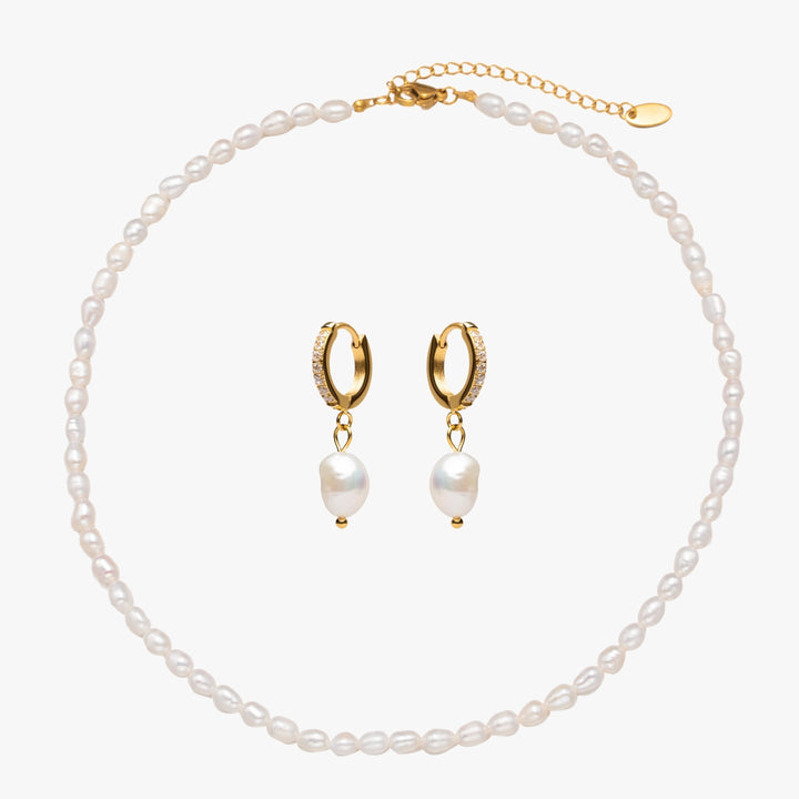 Elegantes Damen Perlenschmuck Set Gold: wasserfester Choker und Creolen mit glänzenden Süßwasserperlen.