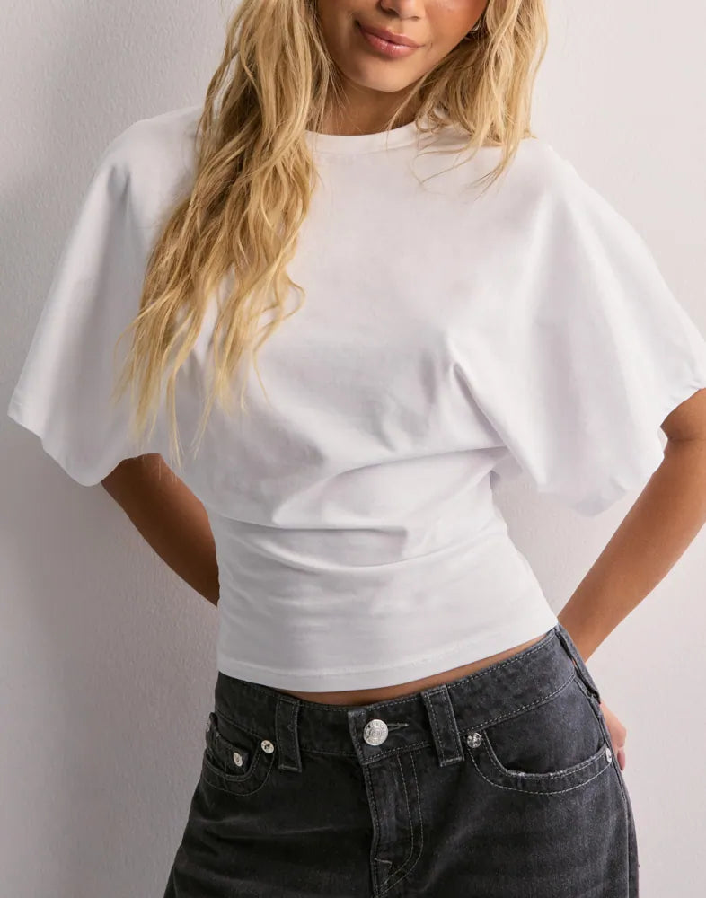 Damen Slim Fit T-Shirt mit eleganten Butterfly-Ärmeln, kurzärmlig und tailliert, perfekt für Sommer und Frühling.