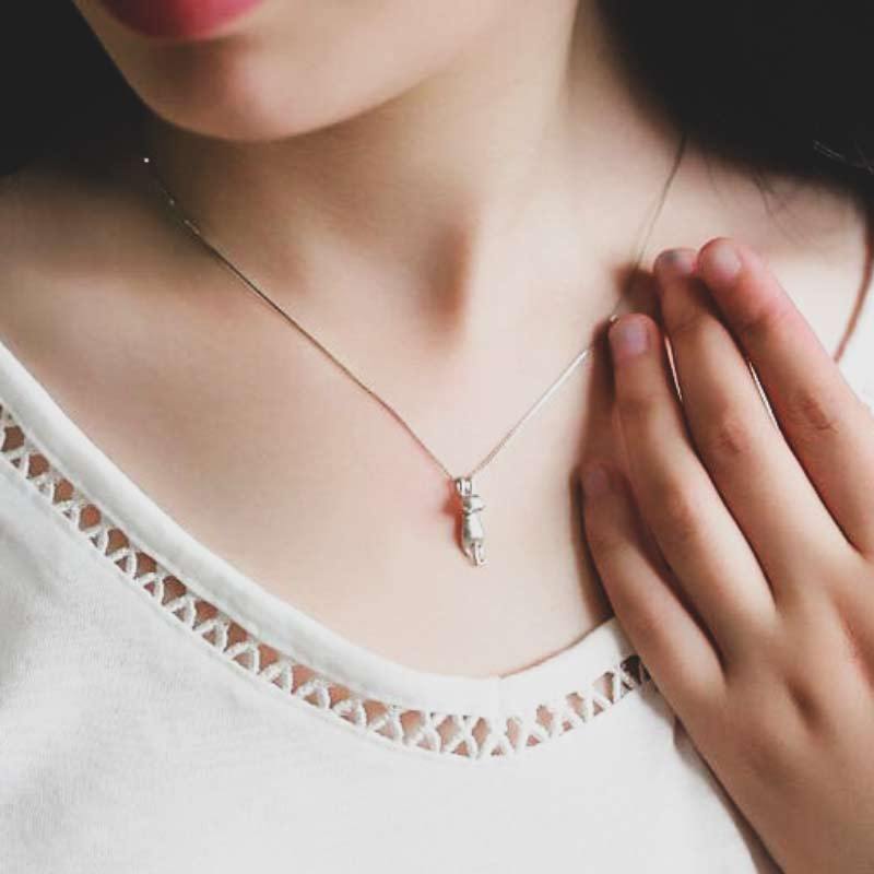 Hochwertige 925 Silber Damenkette mit glänzendem Katzenanhänger, ein edles Geschenk für jede Katze-Liebhaberin.