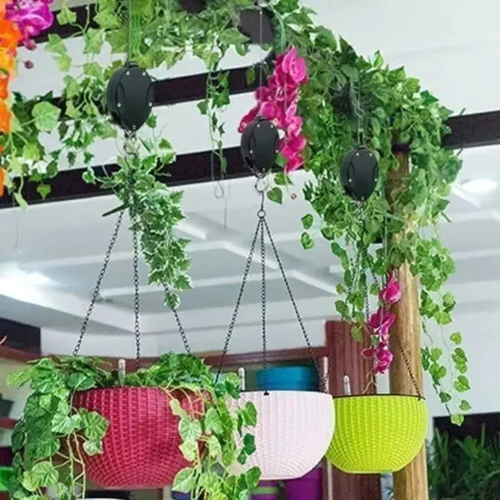 Innovatives Flaschenzug-Set erleichtert das Gießen & Pflegen von Hängepflanzen im Garten & auf der Terrasse.