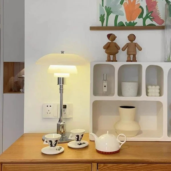 Schwarze Design-Tischlampe aus Metall, ideal für modernes Schlafzimmer & Büro Dekoration.