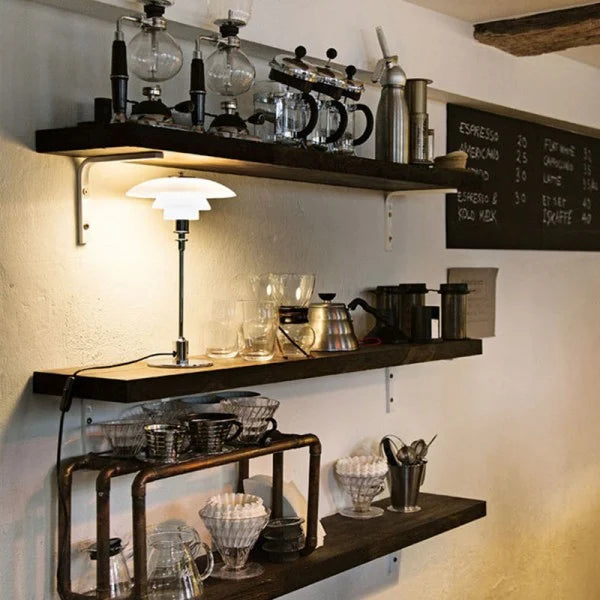 Moderne silberne Metall-Tischleuchte mit Ebenen für stilvolles Wohnzimmer-Ambiente.