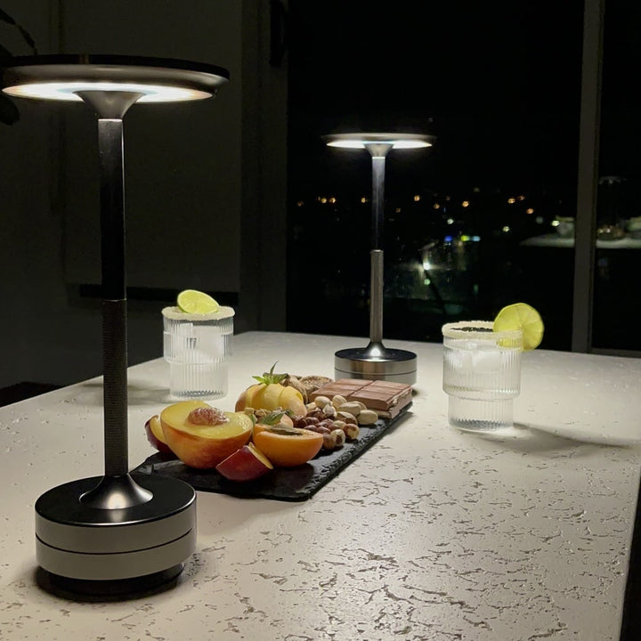 Elegante schwarze Metall-Tischlampe, kabellos, LED, dimmbar, für ein schickes, modernes Ambiente.