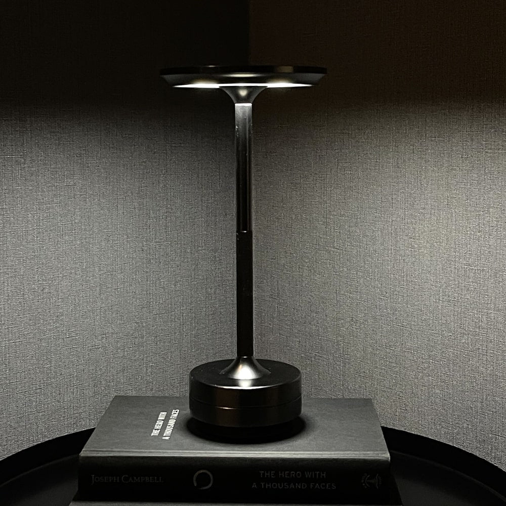 Elegante Metall-Tischleuchte, kabellos, dimmbar, LED, für ein luxuriöses Ambiente.