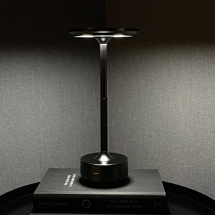 Elegante Metall-Tischleuchte, kabellos, dimmbar, LED, für ein luxuriöses Ambiente.