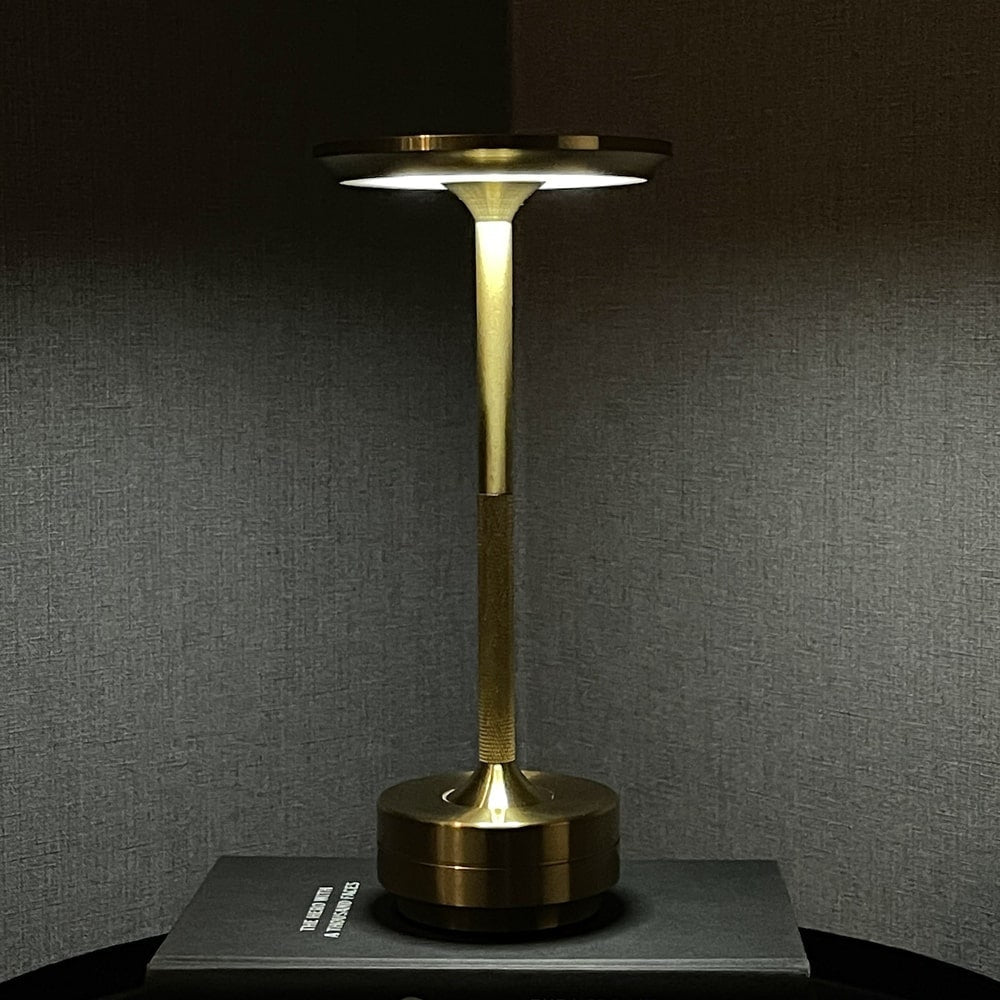 Moderne dimmbare Metall-Tischleuchte mit Akku, ideal für flexible Innenbeleuchtung.