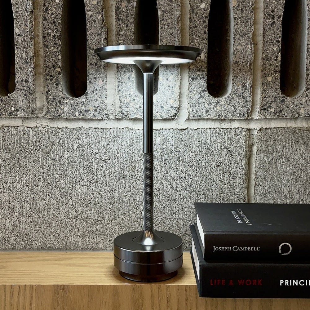 Moderne kabellose Tischleuchte aus Metall, dimmbare LED, für Home-Office oder Leseecke.