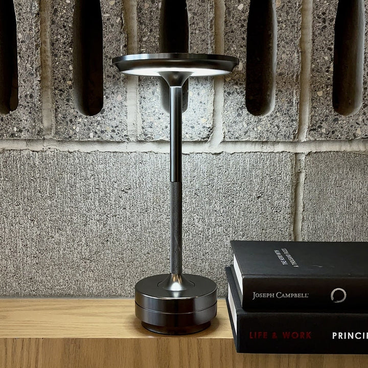 Moderne kabellose Tischleuchte aus Metall, dimmbare LED, für Home-Office oder Leseecke.