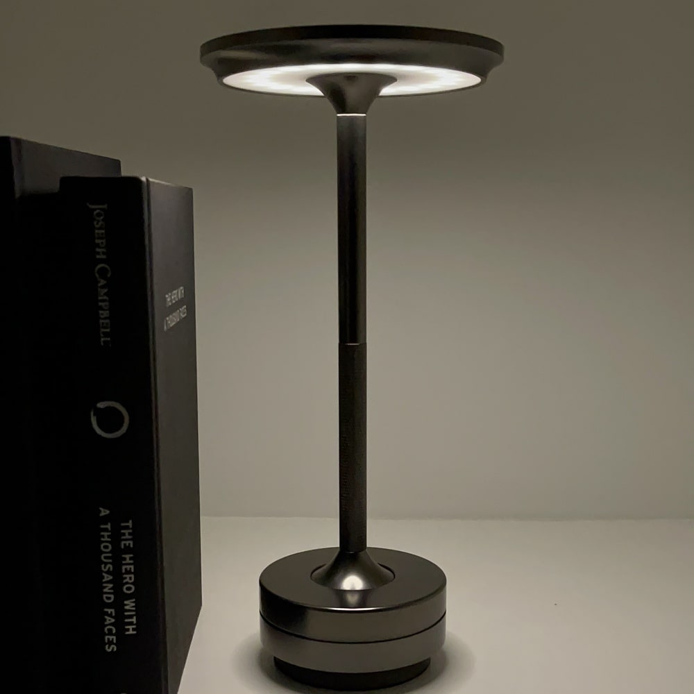 Warme goldene kabellose Metall-Tischlampe, dimmbar, LED, fügt einen Hauch von Luxus hinzu.