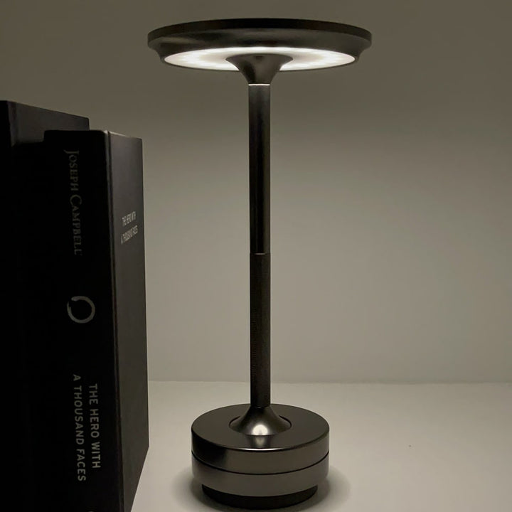 Warme goldene kabellose Metall-Tischlampe, dimmbar, LED, fügt einen Hauch von Luxus hinzu.