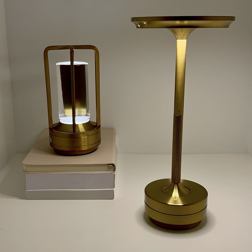 Kompakte kabellose LED-Tischleuchte aus Metall, dimmbar, ideal für kleine Tische und Nischen.