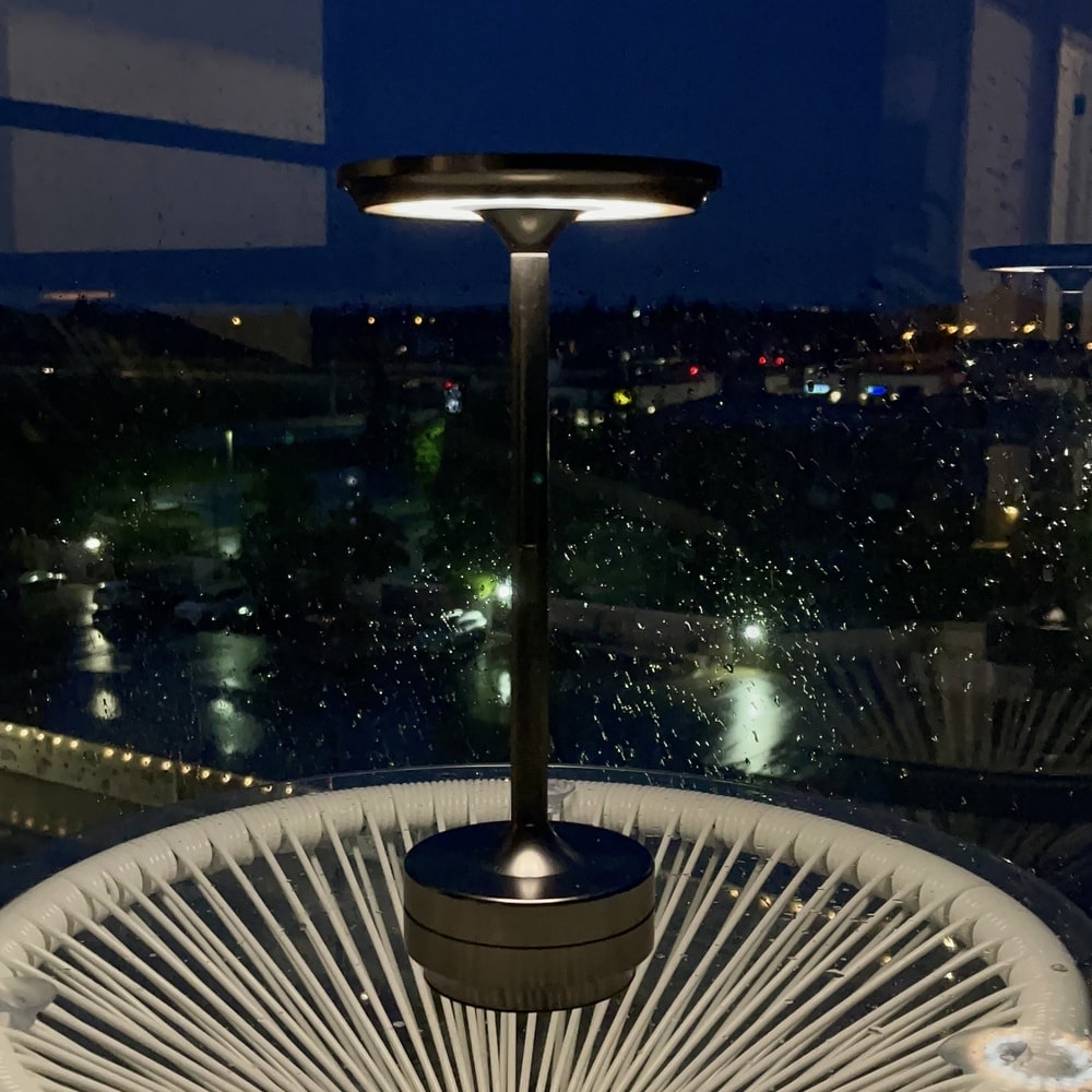 Goldfarbene kabellose Metall-Tischlampe, dimmbar, LED, elegante Ergänzung für jedes Zimmer.