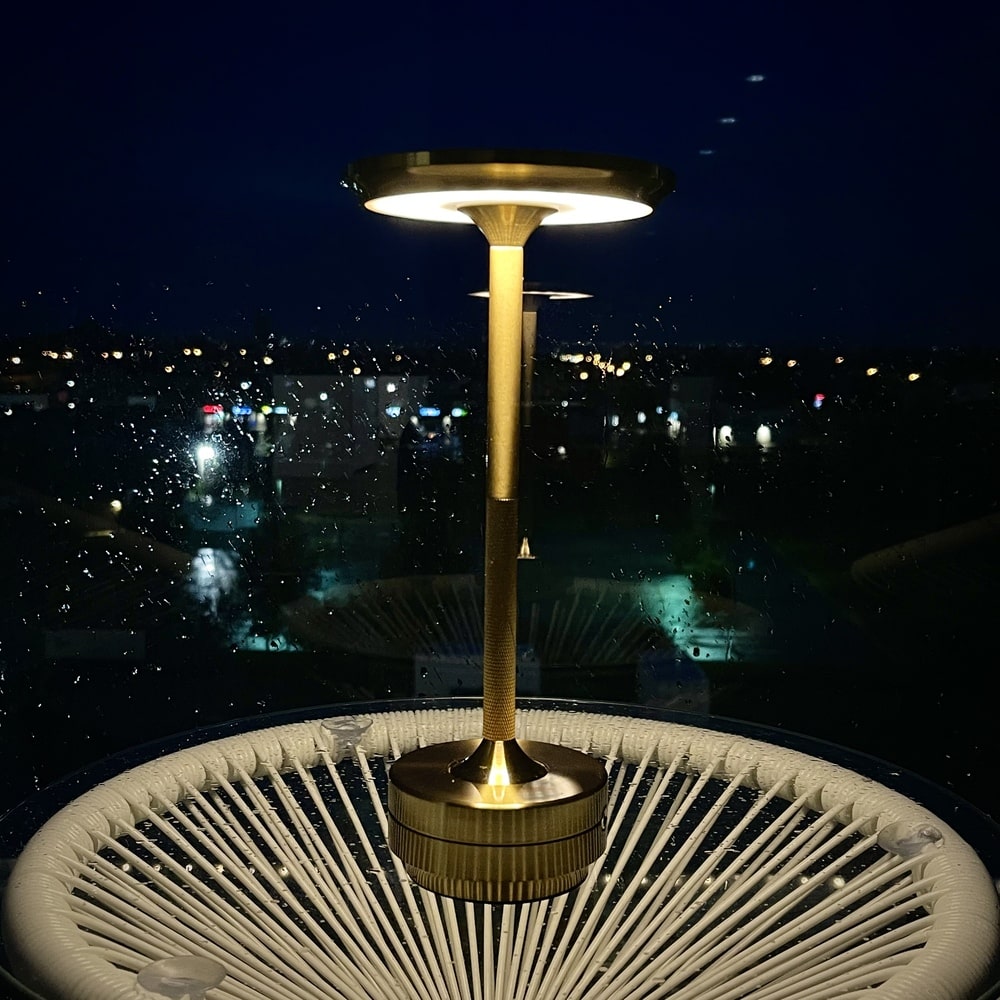 Stilvolle silberne kabellose Tischleuchte aus Metall, dimmbar, LED, für ein helles, klares Design.