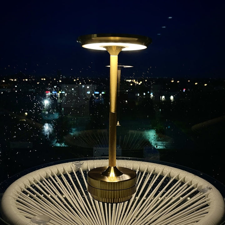Stilvolle silberne kabellose Tischleuchte aus Metall, dimmbar, LED, für ein helles, klares Design.