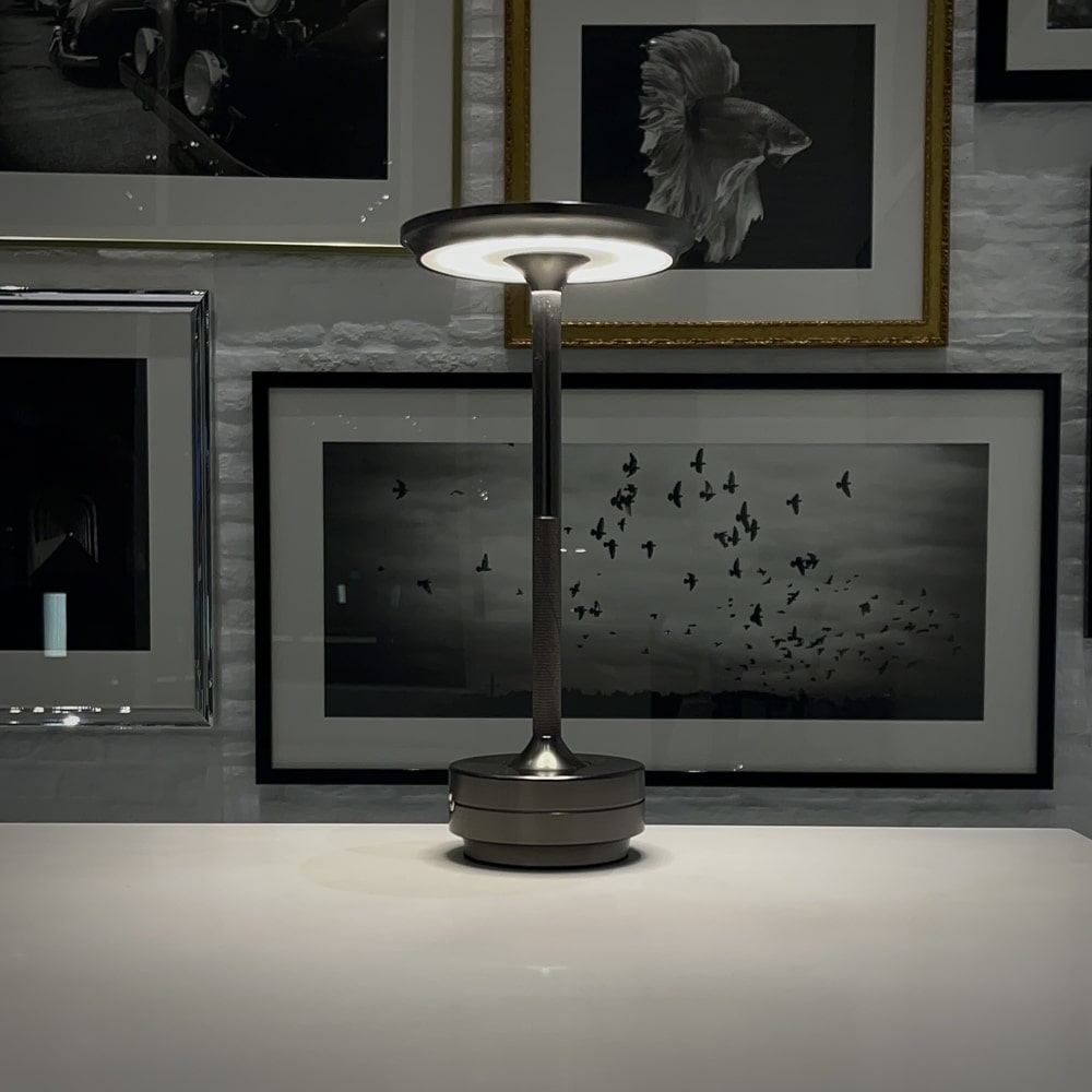Exklusive kabellose Tischleuchte aus Metall, dimmbar, LED, als Blickfang in Ihrem Wohnzimmer.