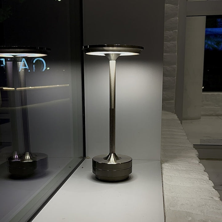 Zeitlose kabellose Metall-Tischleuchte, dimmbare LED, schafft gemütliches Licht im Schlafzimmer.
