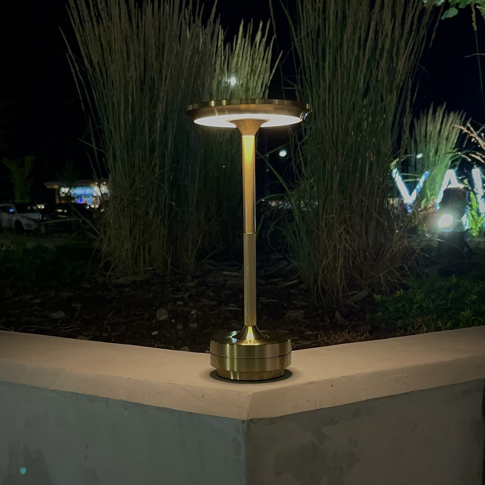 Robuste kabellose LED-Tischlampe aus Metall, dimmbar, für den Einsatz in verschiedenen Innenbereichen.