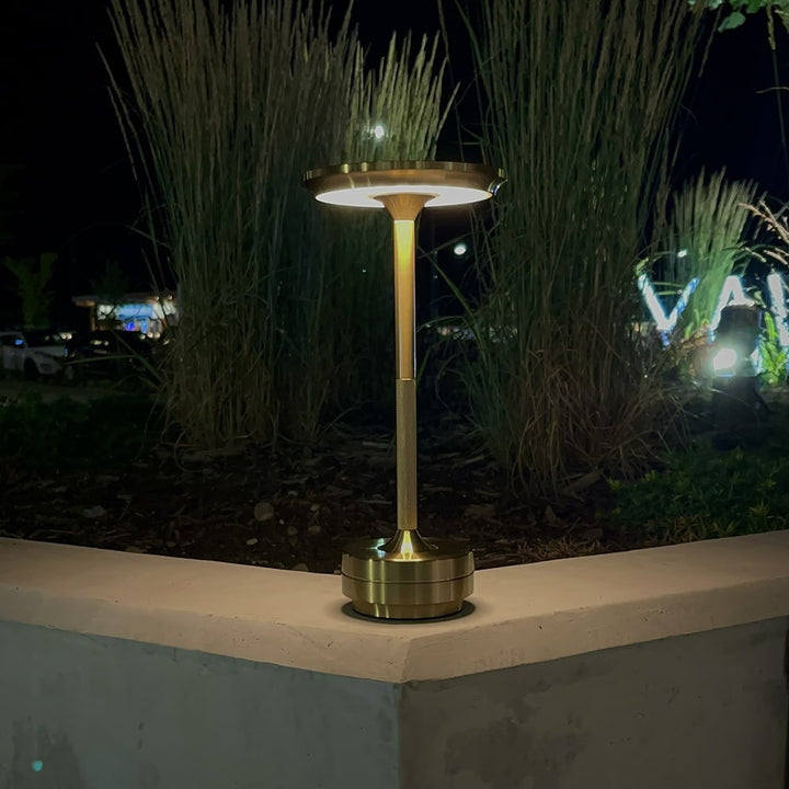 Robuste kabellose LED-Tischlampe aus Metall, dimmbar, für den Einsatz in verschiedenen Innenbereichen.