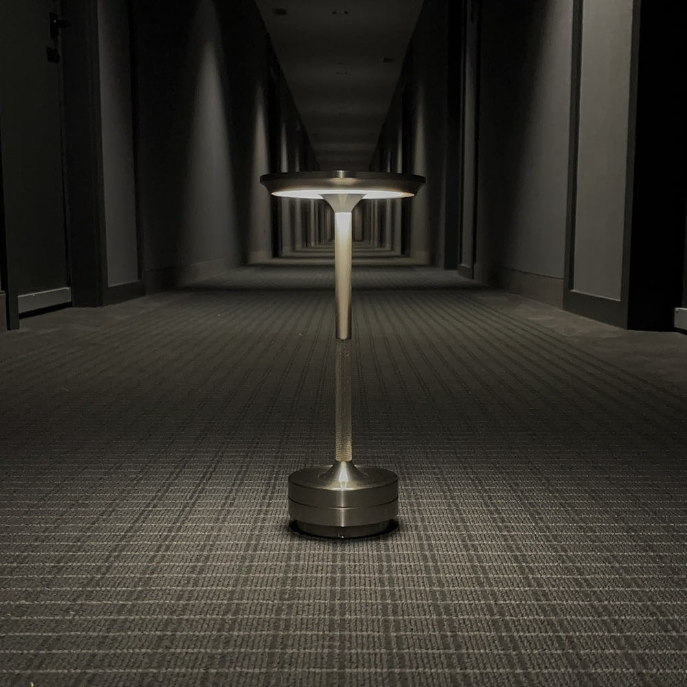 Akku-Tischleuchte aus Metall, kabellos, dimmbar, LED, ideal für flexiblen Einsatz in Wohnräumen.