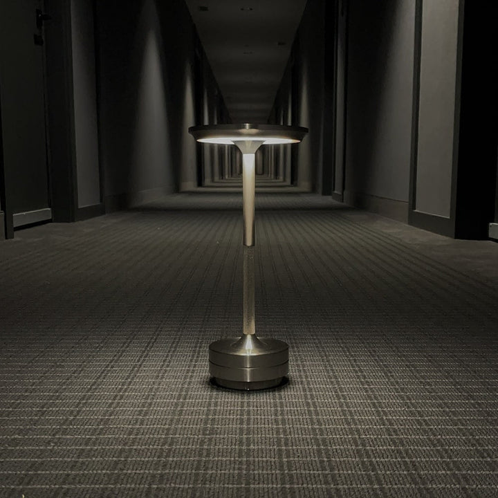 Akku-Tischleuchte aus Metall, kabellos, dimmbar, LED, ideal für flexiblen Einsatz in Wohnräumen.