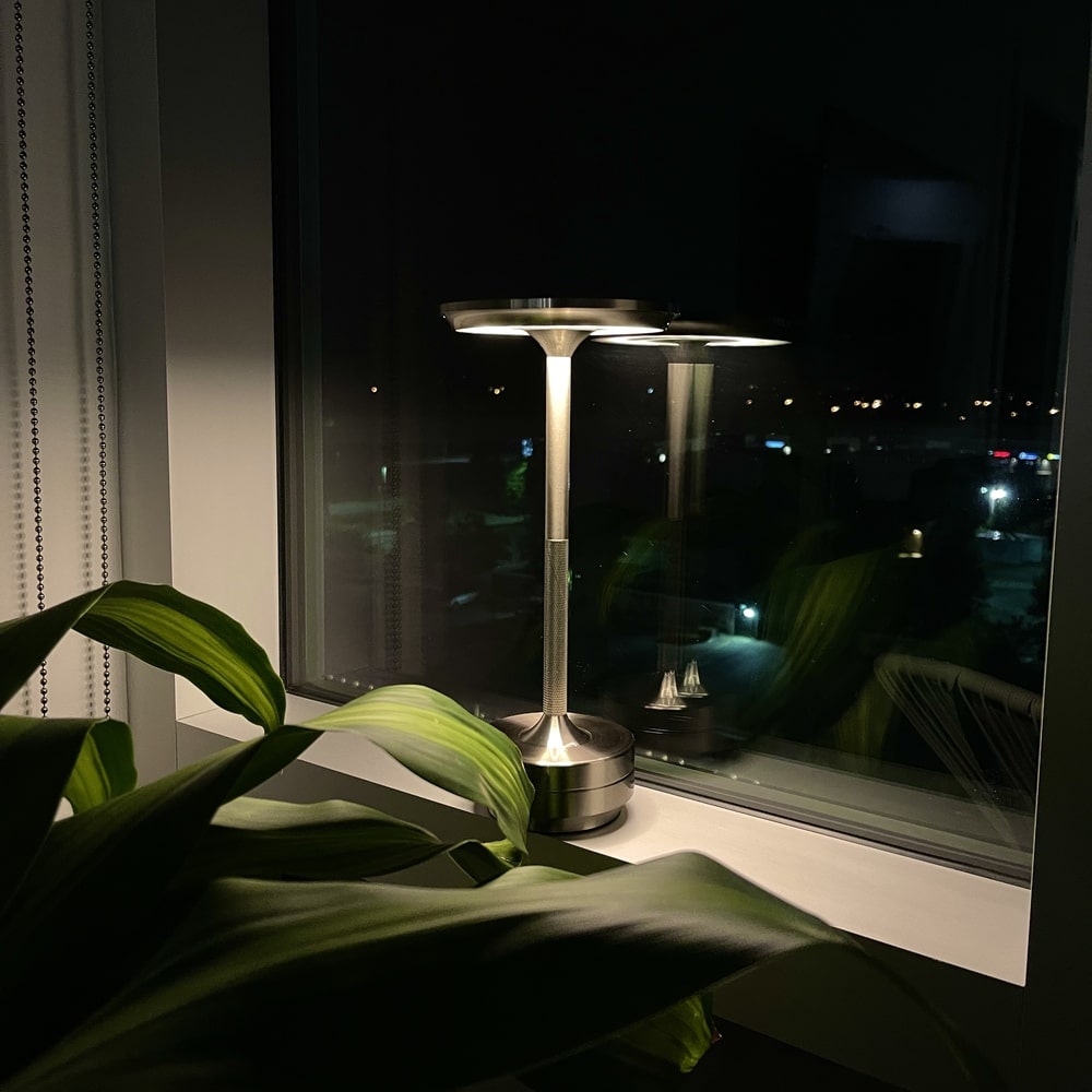 Praktische kabellose Metall-Nachttischlampe, dimmbare LED, perfekt für Schlafzimmer.