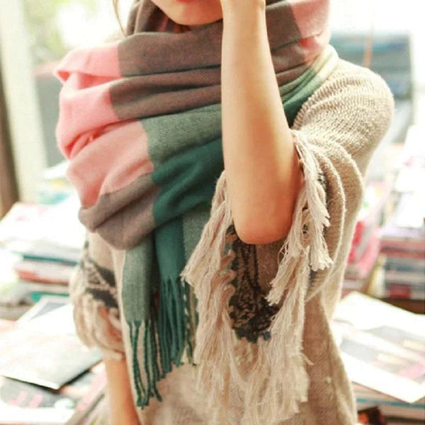 Gemütlicher Damenschal, ein Must-have Modeaccessoire für Herbst & Winter, warm und bequem.