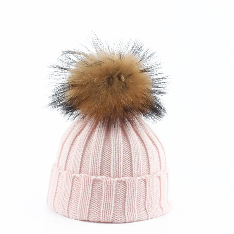 Frauen Wintermütze, warm gestrickt, mit flauschigem Bommel. Stilvoll & schützend in der Wintermode.