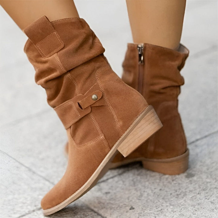 Schwarze Damen Freizeitstiefel: bequeme & robuste Alltagsschuhe für Herbst & Frühling. Stilvolle Slouch Stiefel.