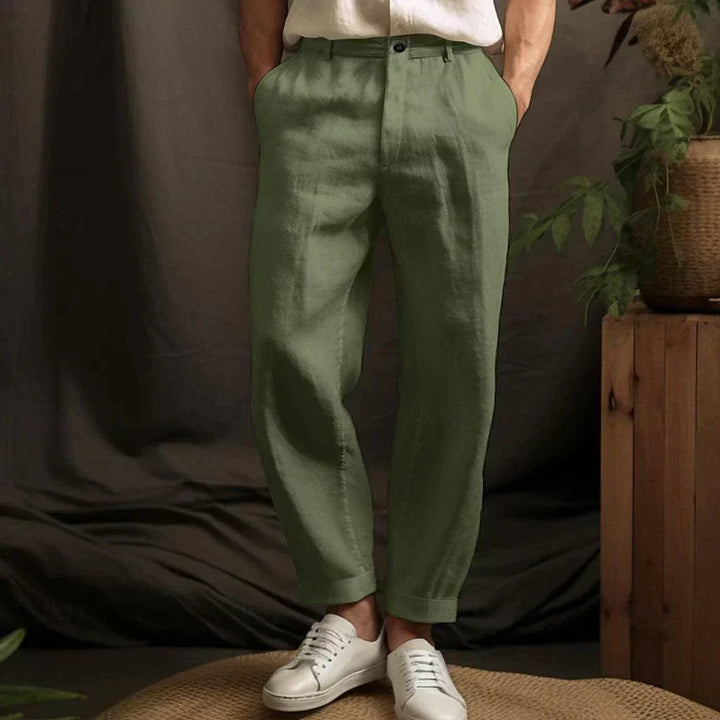Stilvolle Herrenhose mit lockerem, schmal zulaufendem Schnitt, perfekt für entspannten Komfort in der Freizeit.
