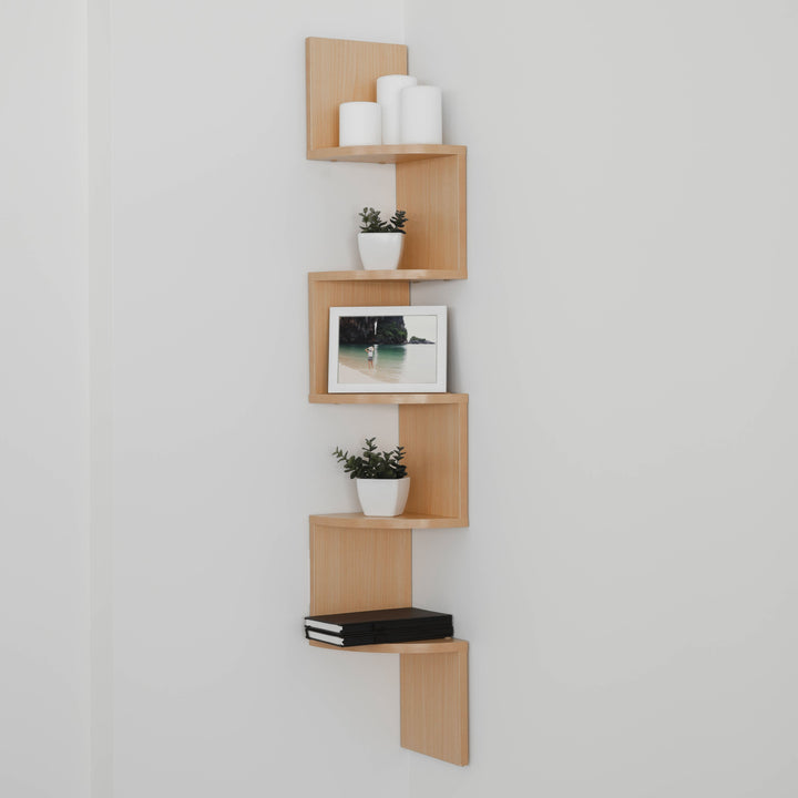 Dekoratives Eckregal mit modernem Zigzag-Design, perfekt zur Präsentation von Dekoobjekten in stilvollen Wohnräumen.