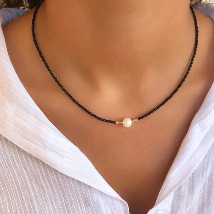 Nahaufnahme der Damen Perlenkette: Glänzende Süßwasserperlen & feiner Verschluss, hochwertiger Schmuck.
