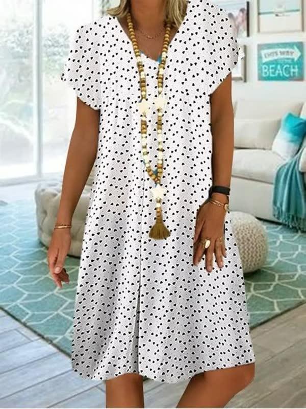Nahaufnahme des leichten, atmungsaktiven Stoffes vom bequemen Sommerkleid, ideal für heiße Tage.