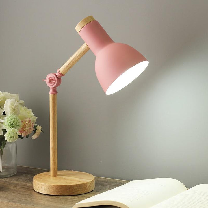 Nahaufnahme: Skandinavische Tischlampe mit robustem Holzfuß und minimalistischem Metallschirm, E27 Fassung.
