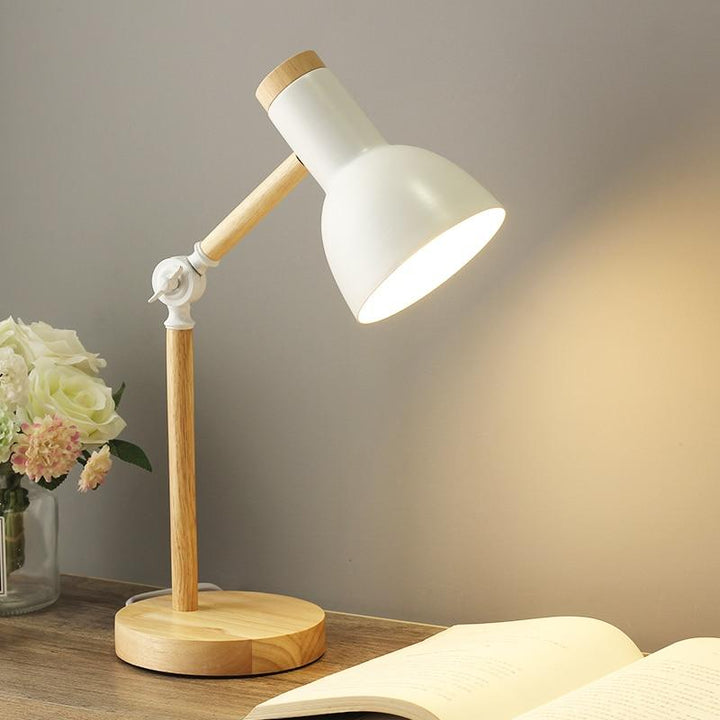 Dekorative skandinavische Wohnzimmerlampe mit Holzsockel und grauem Metallschirm, perfekte Akzentbeleuchtung.