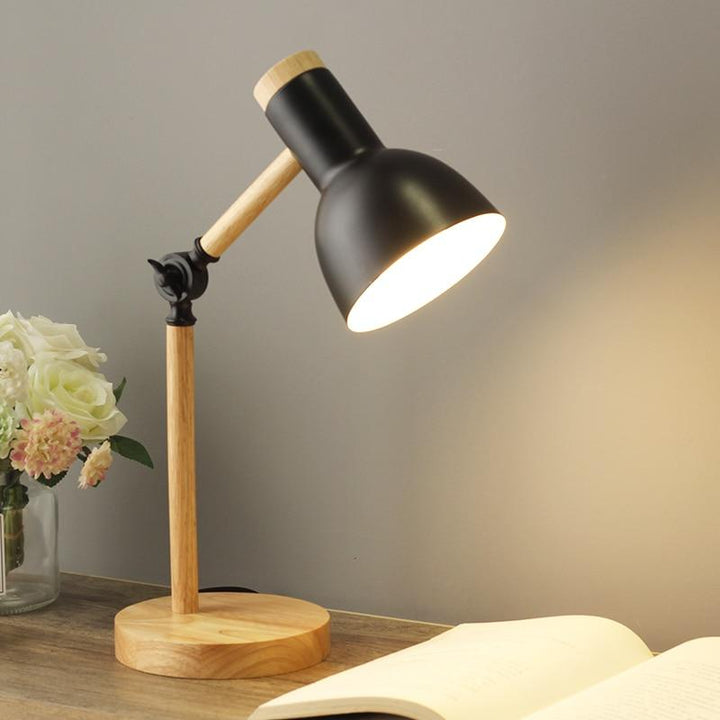 Flexible LED-Tischlampe aus Holz, drehbar für individuelle Ausrichtung, ideale Ambientebeleuchtung im modernen Stil.