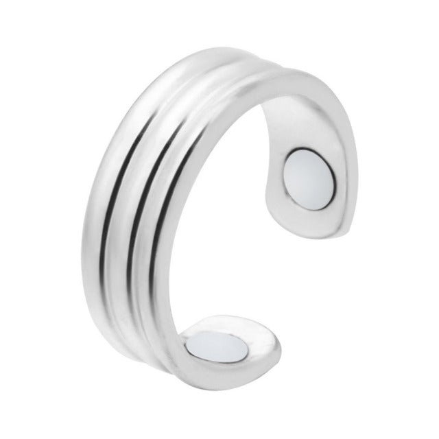 Nahaufnahme des glänzenden Unisex Anti-Schnarch-Rings, Akupressur-Punkte sichtbar. Schlafhilfe für schnarchfreie Nächte.