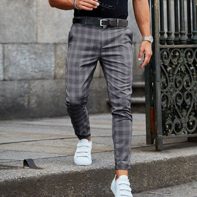 Herren-Slim-Fit-Hose mit elegantem Karomuster. Schmal zulaufende Businesshose für stilvolle Smart Casual Looks.