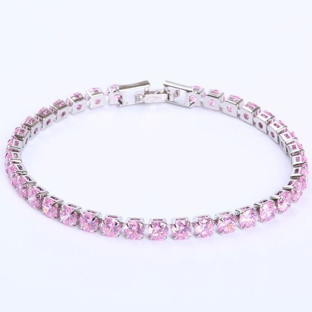 Schimmerndes Zirkonia-Tennisarmband, seitliche Ansicht. Modernes und luxuriöses Unisex-Design.