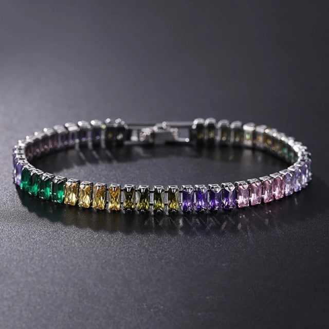 Glamouröses Unisex-Tennisarmband mit Zirkonia-Edelsteinen. Eine funkelnde Geschenkidee.